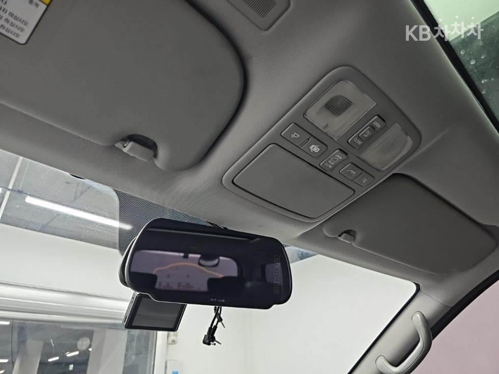 Hyundai Grand Starex11-seater Wagon CVX Premium - 15