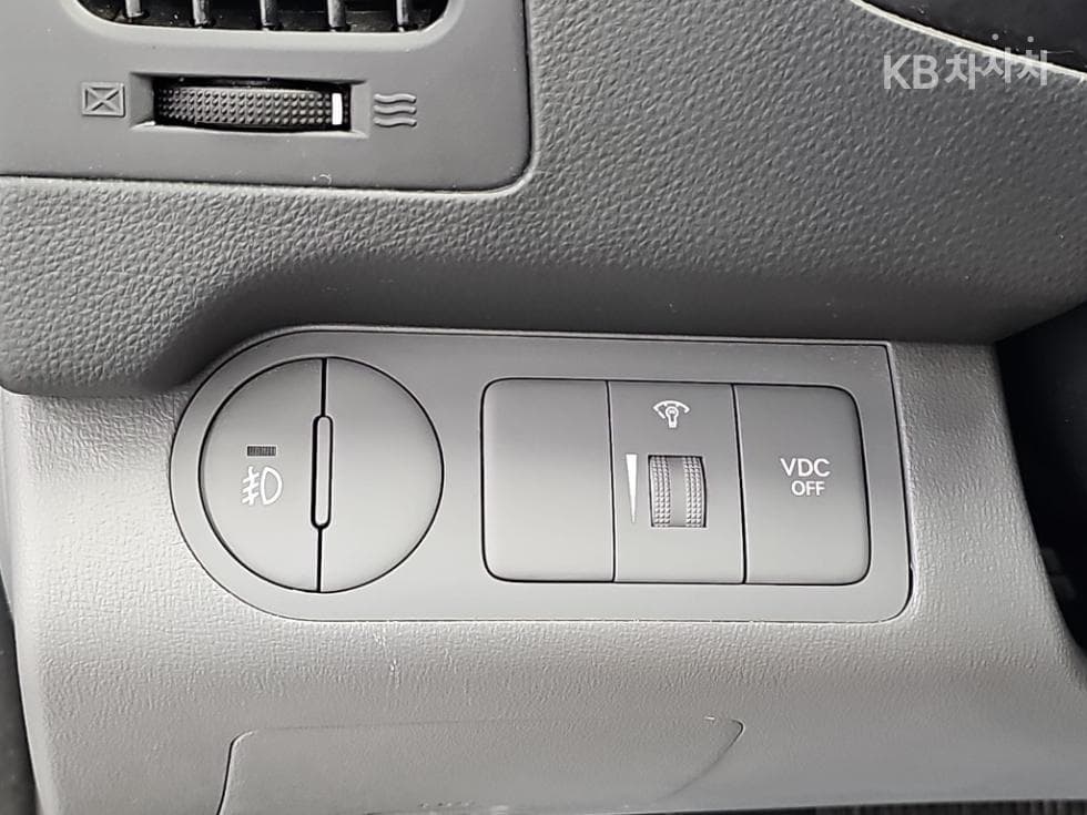 Hyundai Grand Starex11-seater Wagon CVX Premium - 16