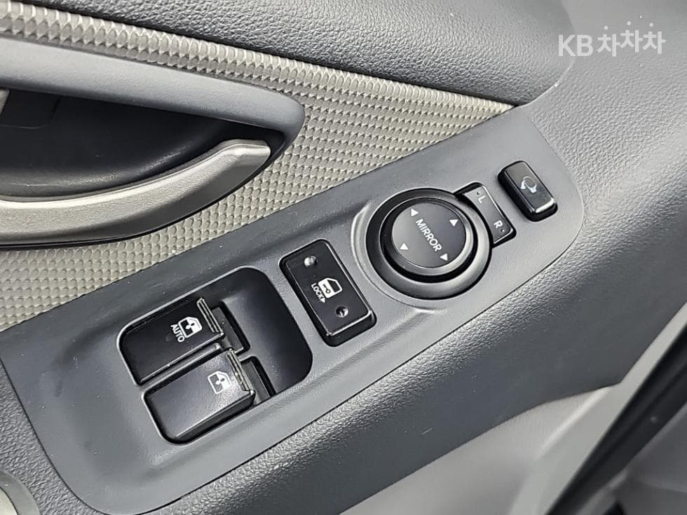 Hyundai Grand Starex11-seater Wagon CVX Premium - 17