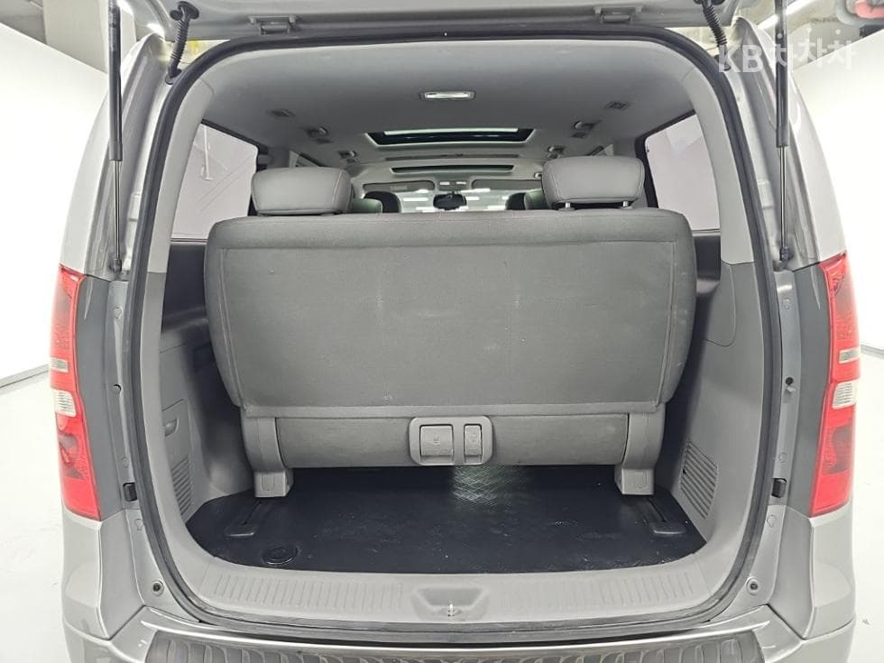 Hyundai Grand Starex11-seater Wagon CVX Premium - 18