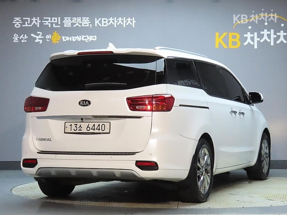 Kia The New (facelift) Carnival9-seater 2.2 Diesel Prestige - 2