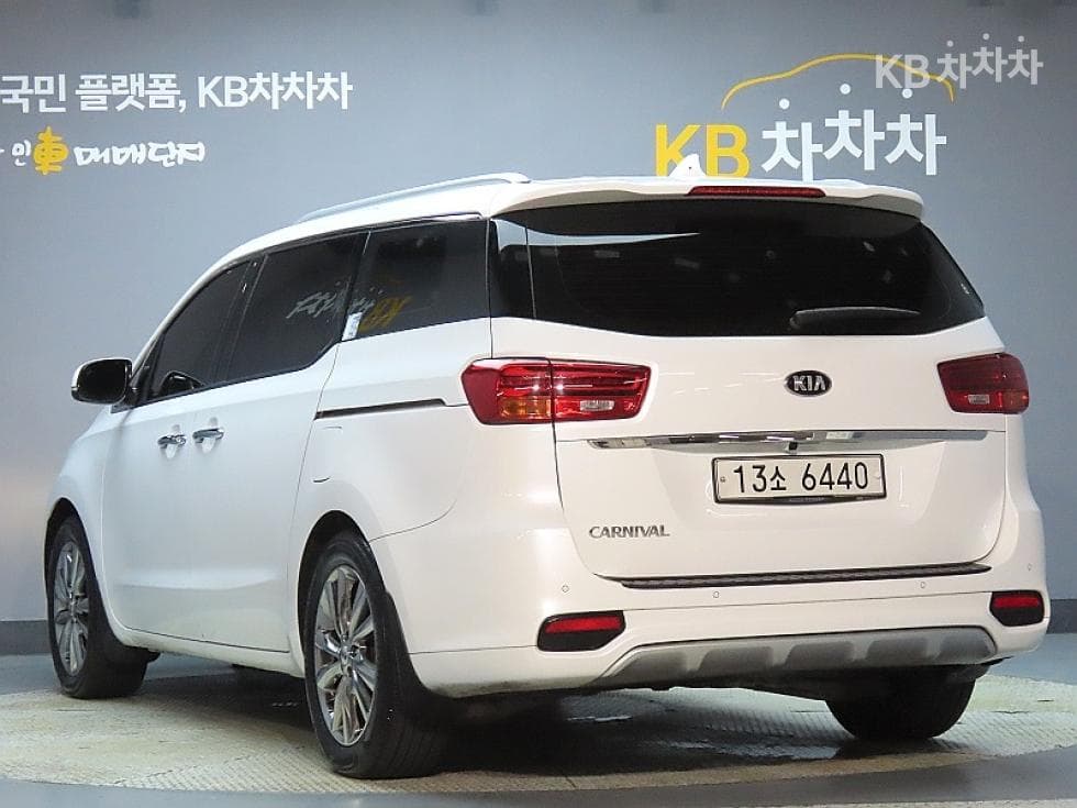 Kia The New (facelift) Carnival9-seater 2.2 Diesel Prestige - 4
