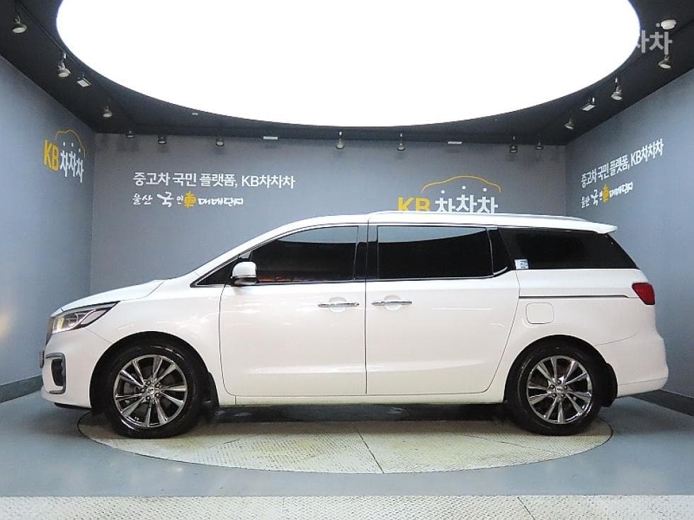 Kia The New (facelift) Carnival9-seater 2.2 Diesel Prestige - 5
