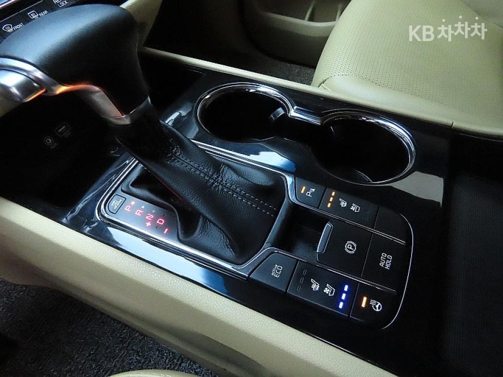 Kia The New (facelift) Carnival9-seater 2.2 Diesel Prestige - 9