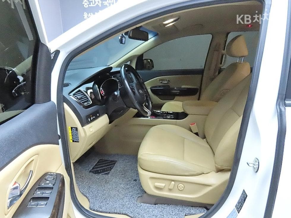 Kia The New (facelift) Carnival9-seater 2.2 Diesel Prestige - 10