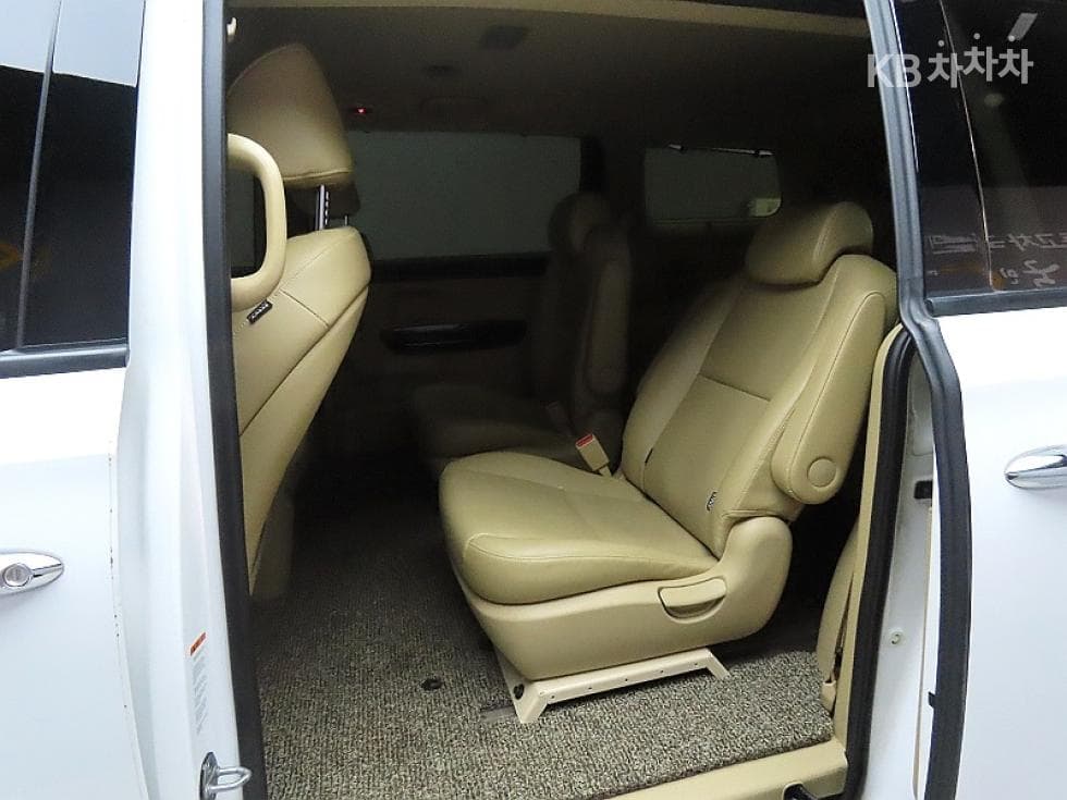 Kia The New (facelift) Carnival9-seater 2.2 Diesel Prestige - 11