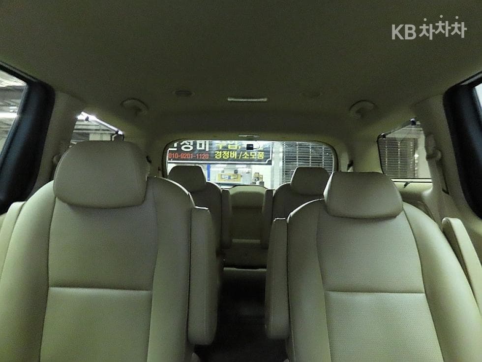 Kia The New (facelift) Carnival9-seater 2.2 Diesel Prestige - 12
