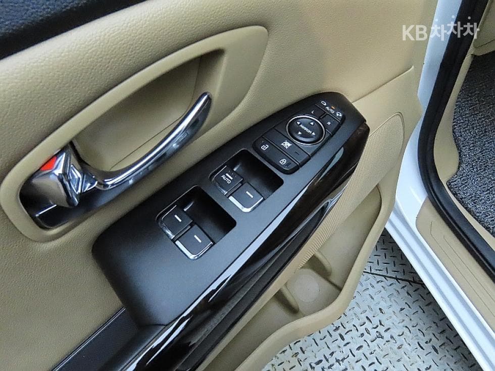Kia The New (facelift) Carnival9-seater 2.2 Diesel Prestige - 14