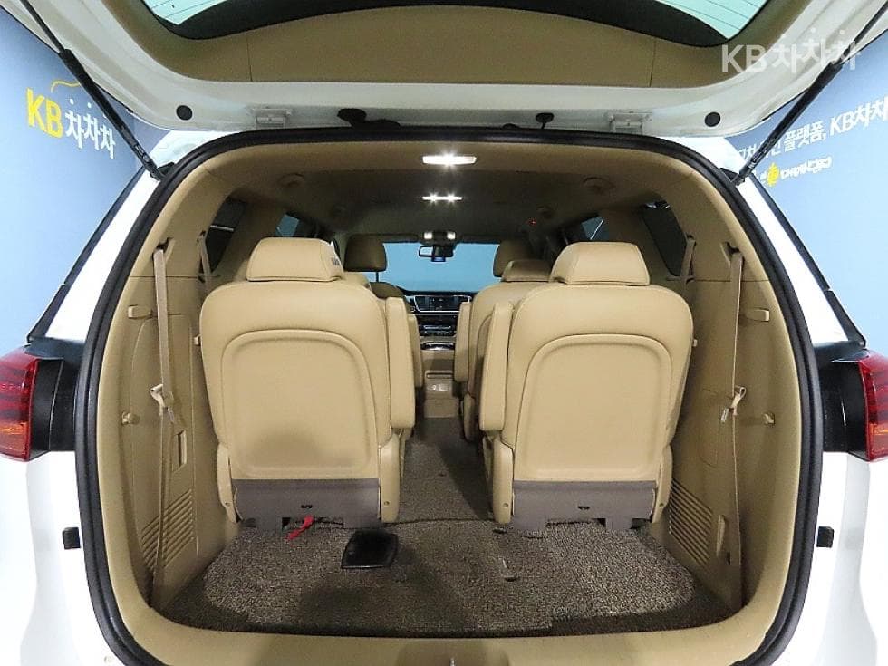 Kia The New (facelift) Carnival9-seater 2.2 Diesel Prestige - 19
