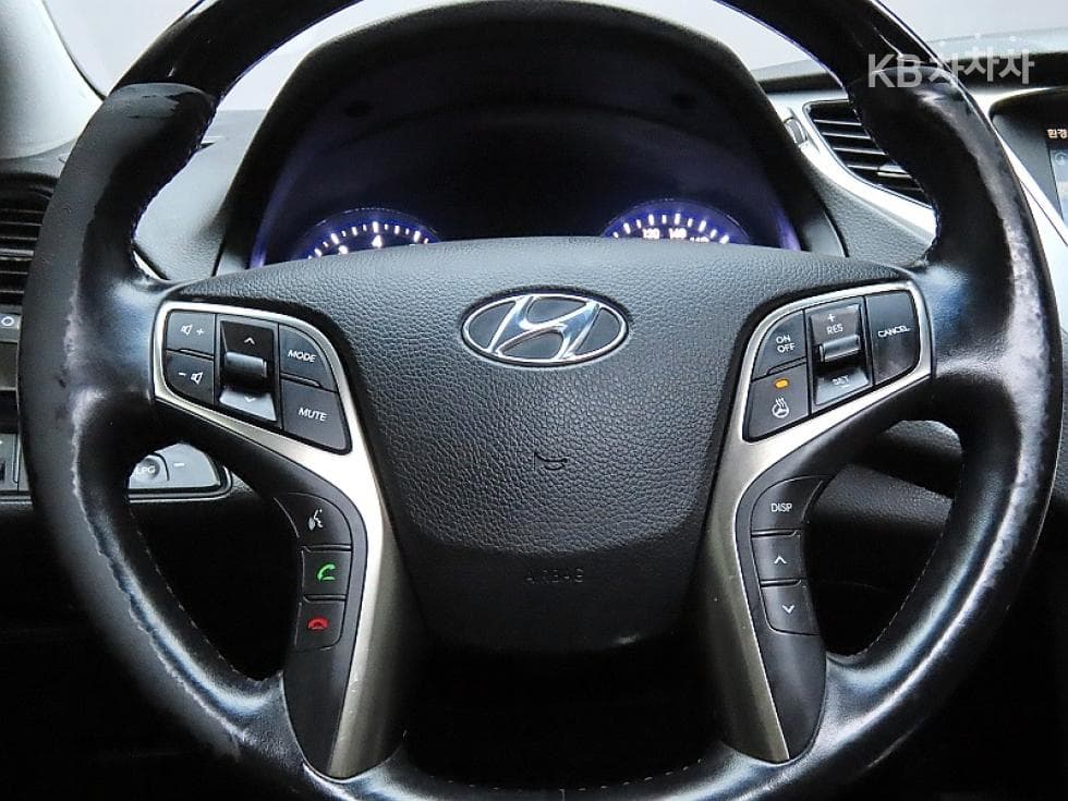 Hyundai Grandeur (Azera)HGLPG HG300 Rental car Premium - 17