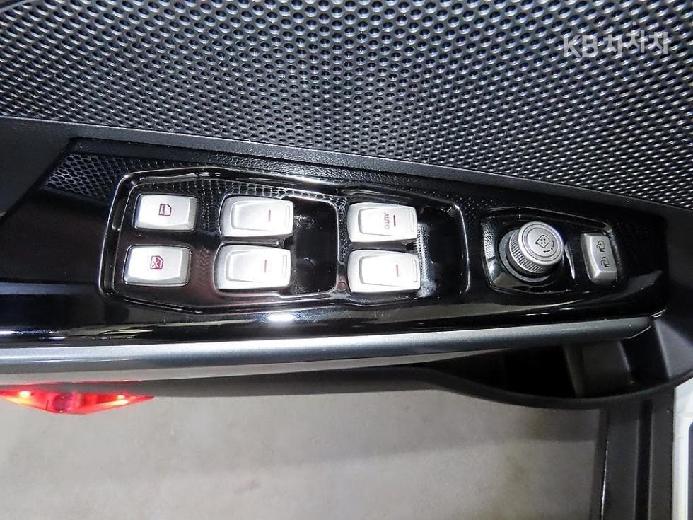 KG Mobility Tivoli 아머1.6 Gasoline 기어 에디션 2WD - 13