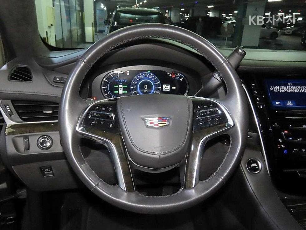 캐딜락 ESCALADE(4-то поколение)6.2 V8 - 8