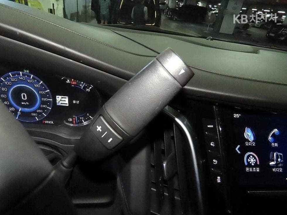 캐딜락 ESCALADE(4-то поколение)6.2 V8 - 12