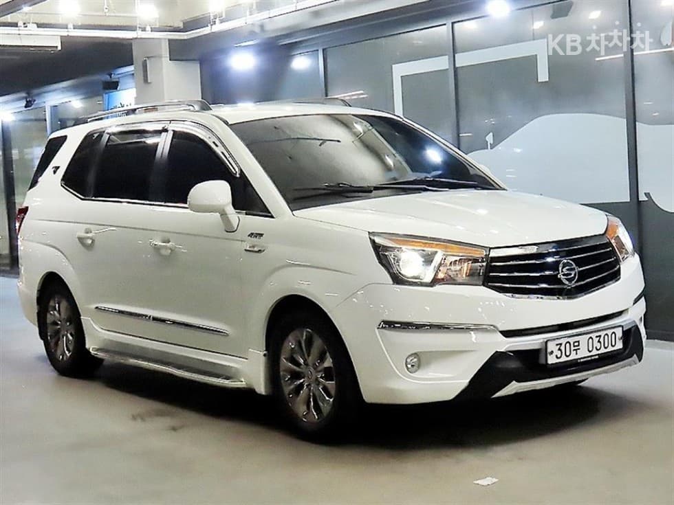 КейДжи Мобилити 코란도 투리스모 9-местен 4x4 TX - Image 1