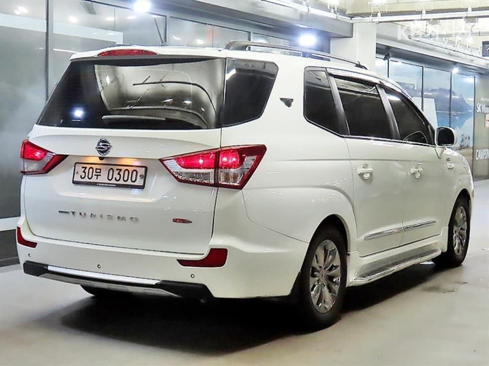 КейДжи Мобилити 코란도 투리스모9-местен 4x4 TX - 4