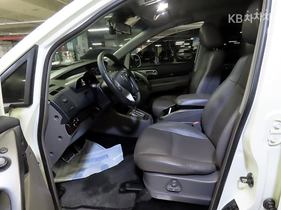 КейДжи Мобилити 코란도 투리스모9-местен 4x4 TX - 6