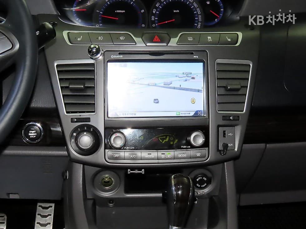 КейДжи Мобилити 코란도 투리스모9-местен 4x4 TX - 11