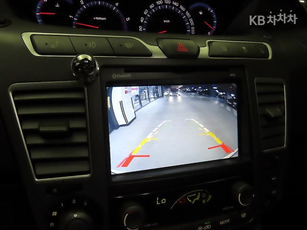 КейДжи Мобилити 코란도 투리스모9-местен 4x4 TX - 14