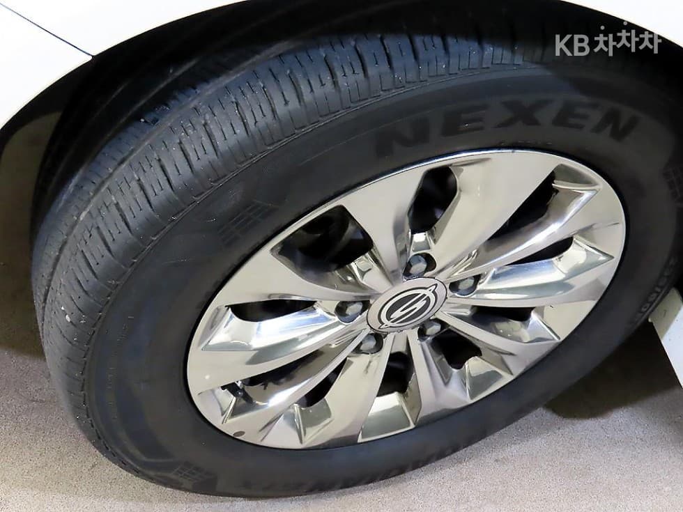 КейДжи Мобилити 코란도 투리스모9-местен 4x4 TX - 20