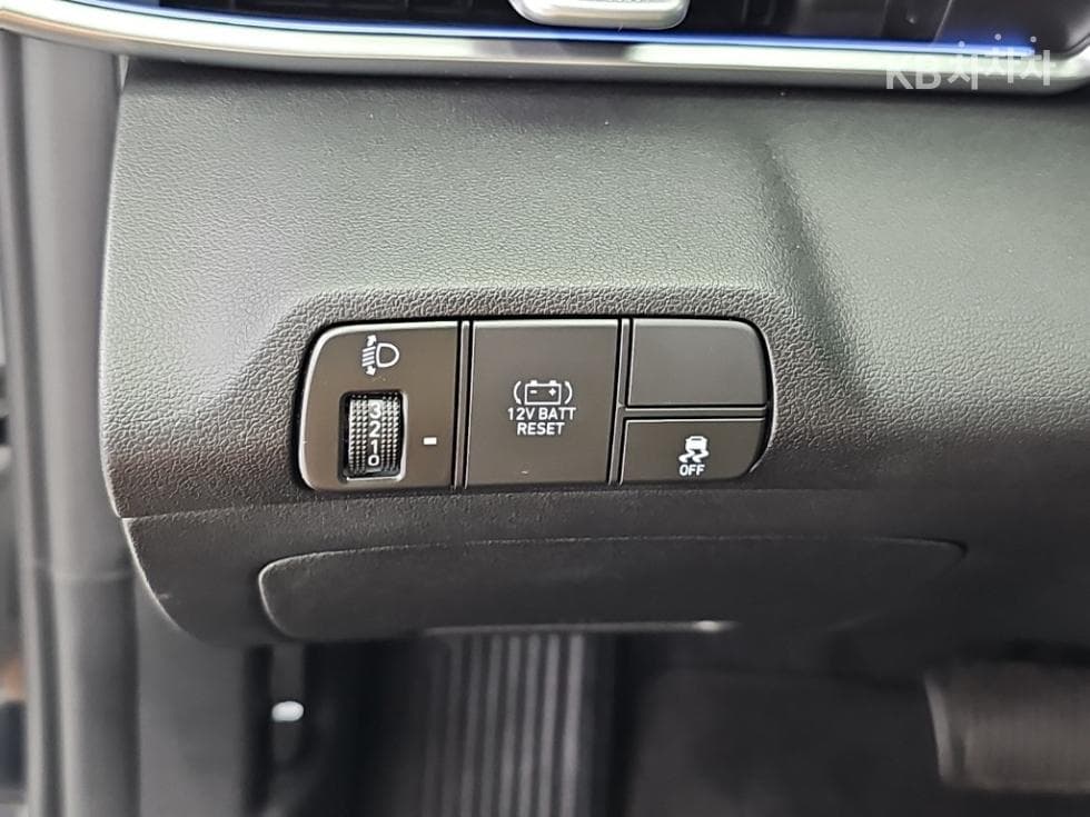 Hyundai The New (facelift) Avante (Elantra) Hybrid (CN7)1.6 HEV Smart - 18