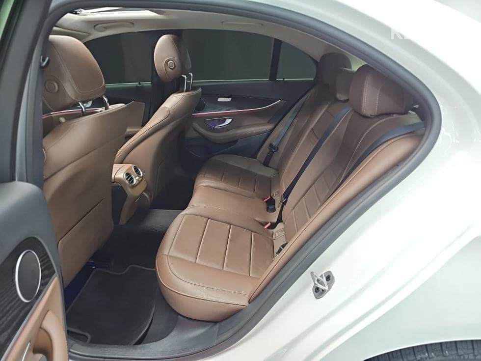 Mercedes-Benz E-Клас (W213)E220d Avantgarde - 12