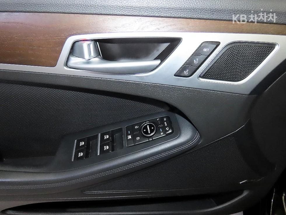 Hyundai GenesisDHG330 Premium AWD - 13