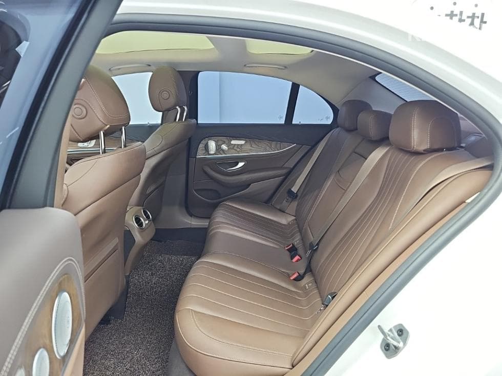 Mercedes-Benz E-Клас (W213)E300 4Matic Exclusive - 12