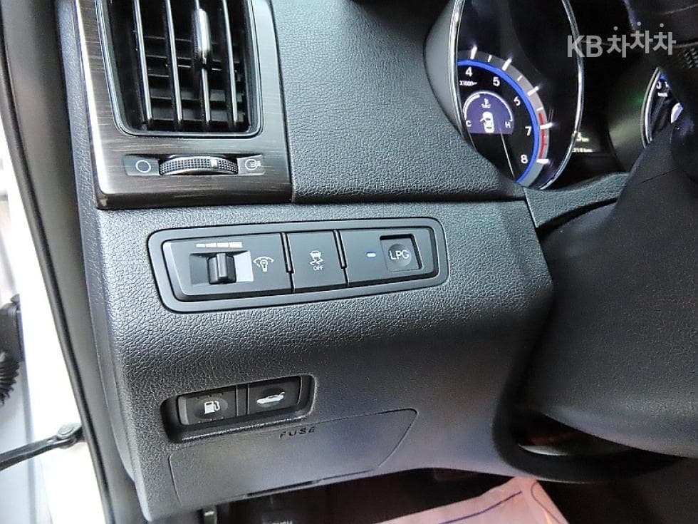 Hyundai YFSonataLPI Premiere - 12