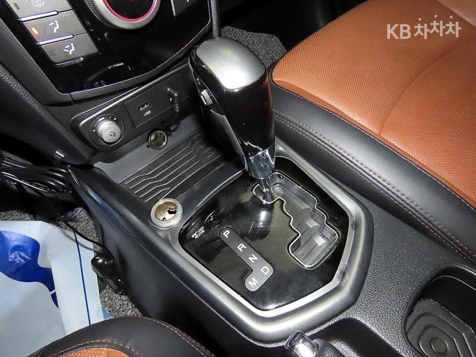 KG Mobility Tivoli 아머1.6 Gasoline 기어 에디션 2WD - 12