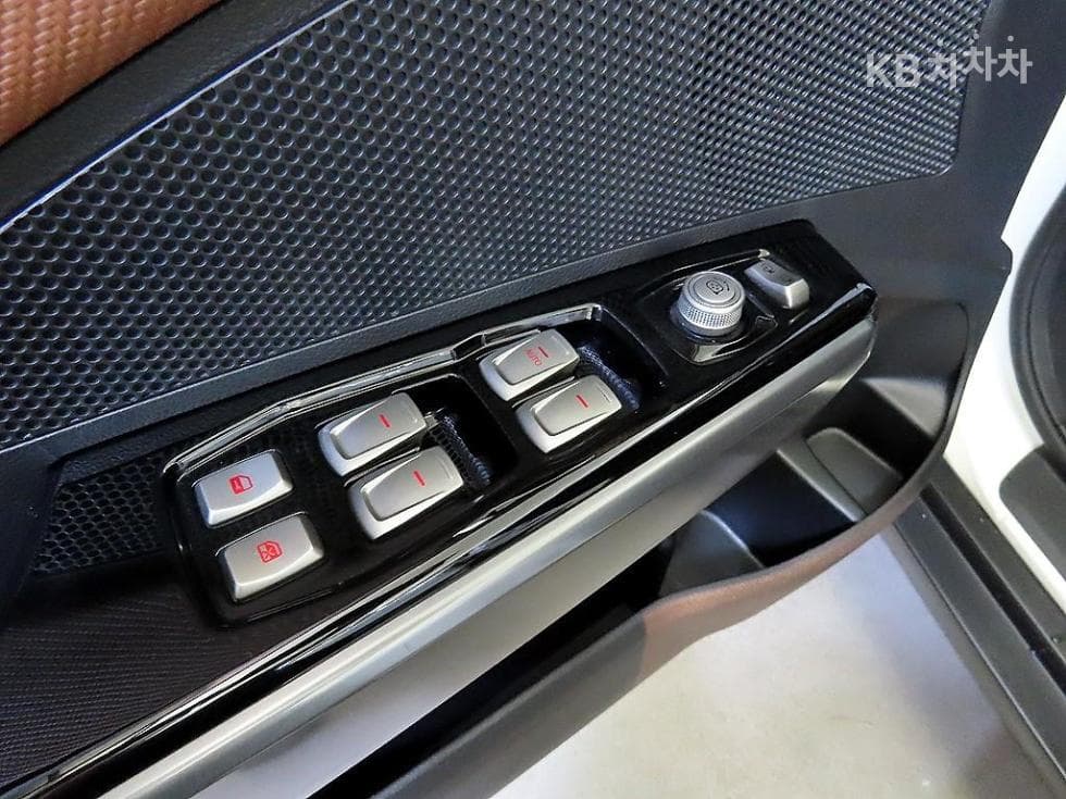 KG Mobility Tivoli 아머1.6 Gasoline 기어 에디션 2WD - 13