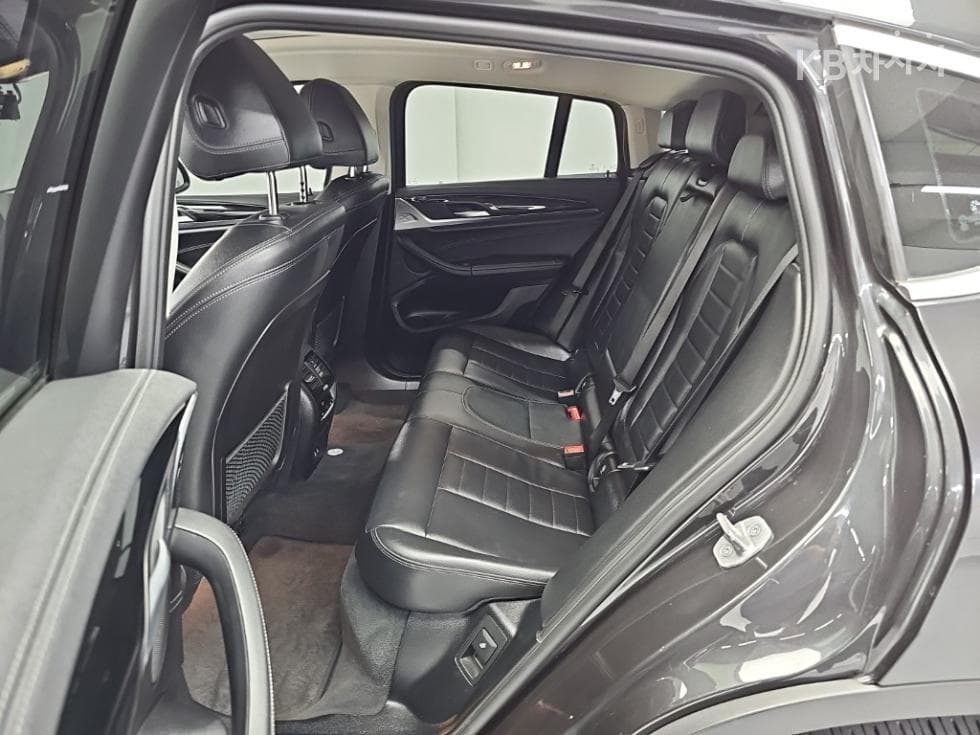 BMW New X4 (G02)xDrive 20i xLine - 12