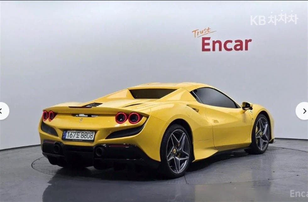 페라리 F8Spider 3.9 V8 - 2