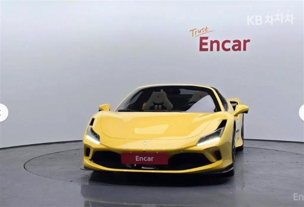 페라리 F8Spider 3.9 V8 - 3
