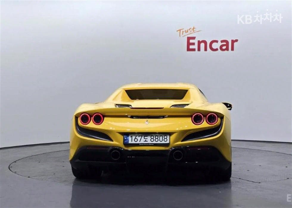 페라리 F8Spider 3.9 V8 - 4
