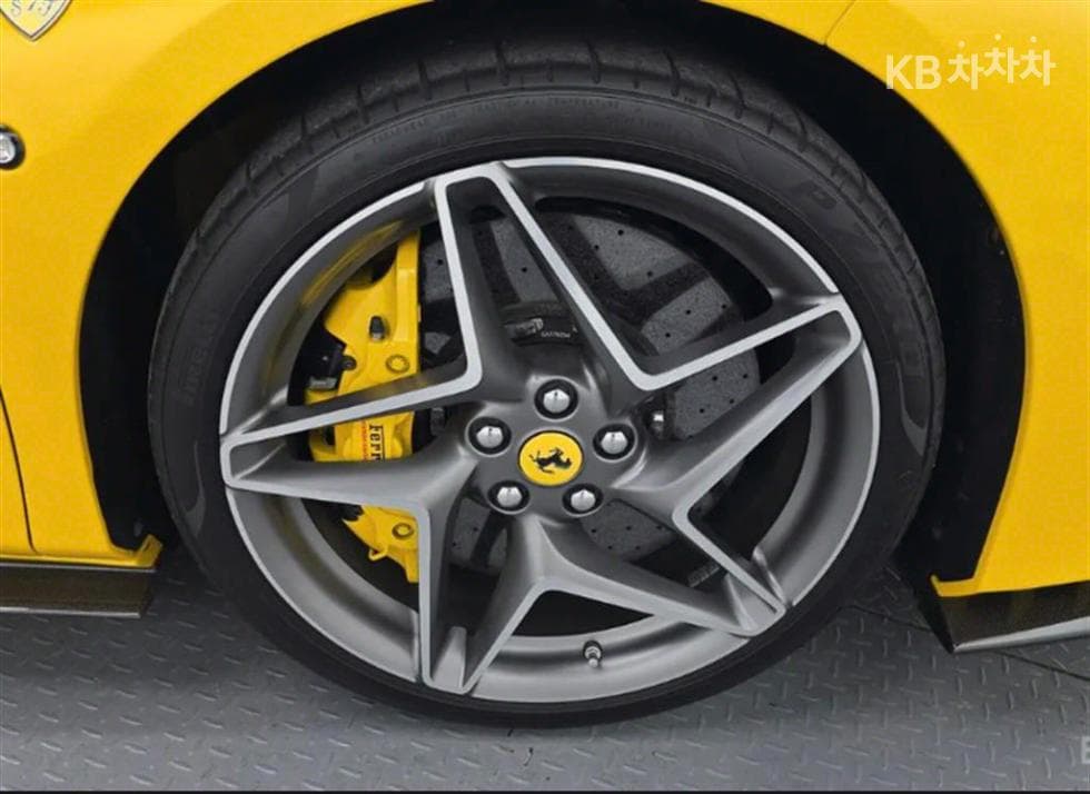 페라리 F8Spider 3.9 V8 - 5