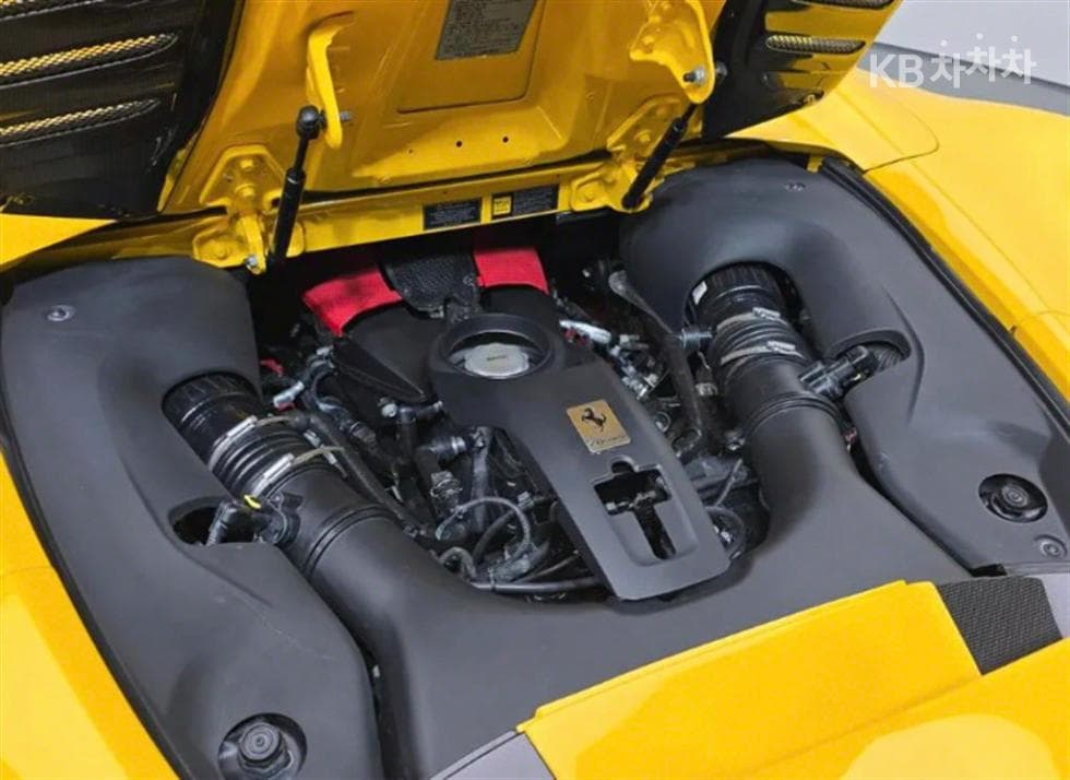 페라리 F8Spider 3.9 V8 - 6