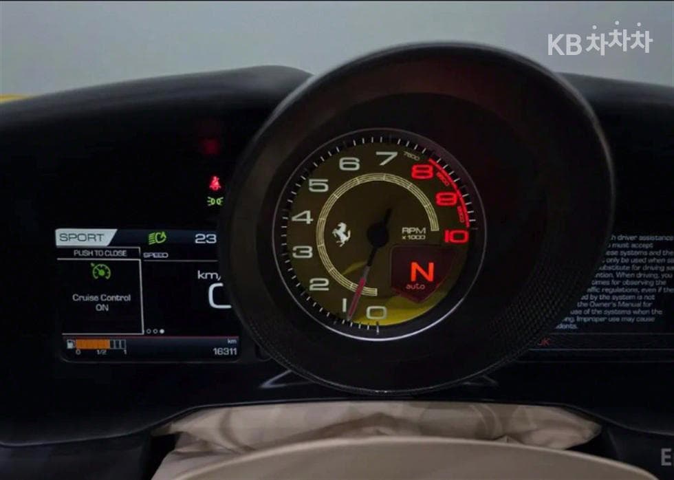 페라리 F8Spider 3.9 V8 - 8