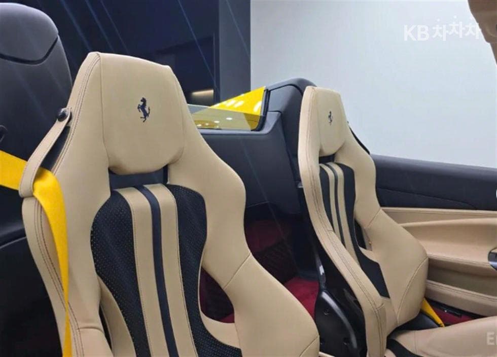 페라리 F8Spider 3.9 V8 - 12