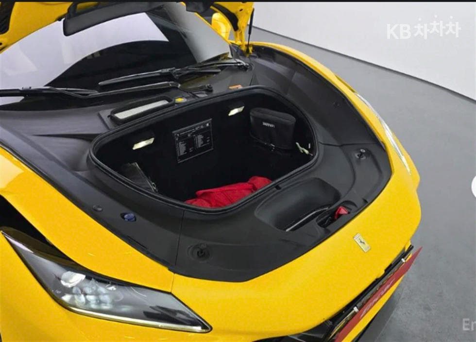 페라리 F8Spider 3.9 V8 - 20