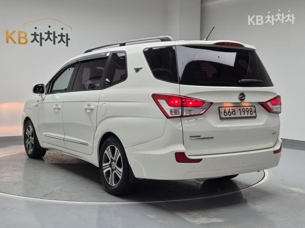 КейДжи Мобилити 코란도 투리스모4x4 GT 9-местен - 2