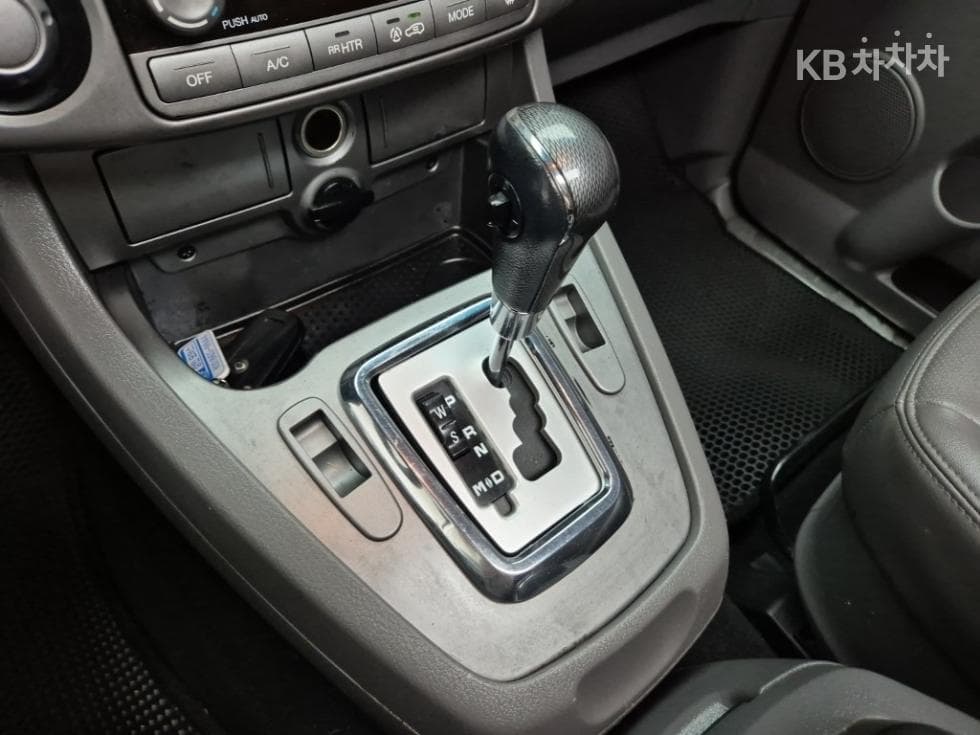 КейДжи Мобилити 코란도 투리스모4x4 GT 9-местен - 8