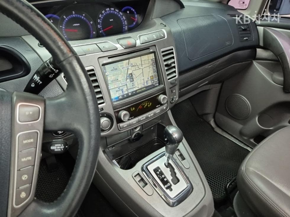 КейДжи Мобилити 코란도 투리스모4x4 GT 9-местен - 10