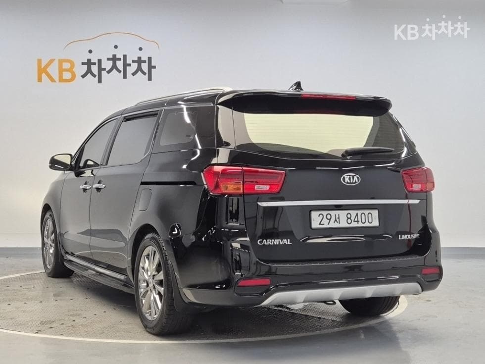 Kia The New Carnival 7-Passenger 2.2 Diesel Limousine President - Image 2