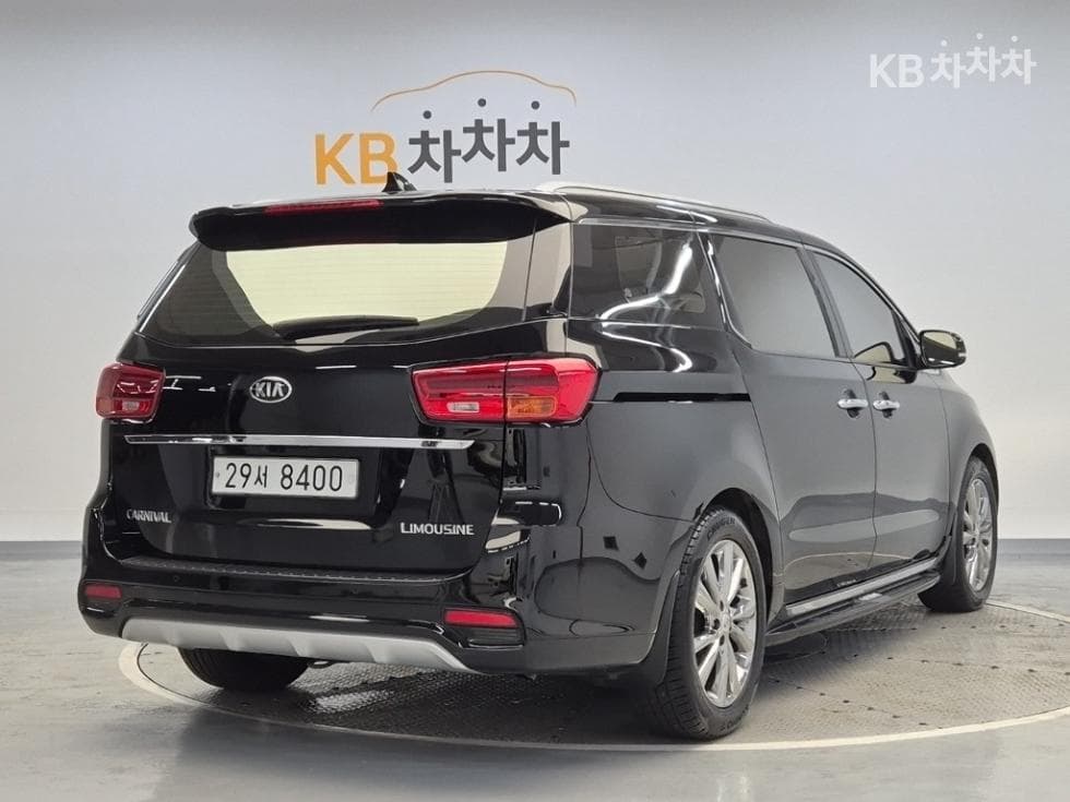 Kia The New Carnival 7-Passenger 2.2 Diesel Limousine President - Image 3