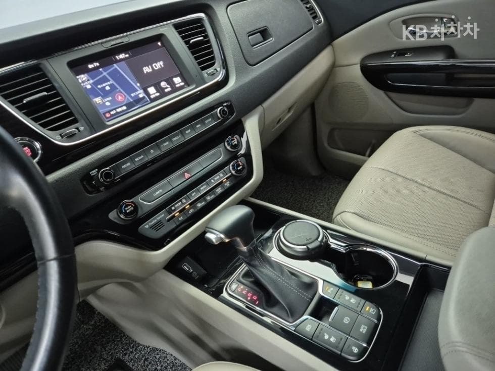 (29S8400)Kia The New Carnival 7 Passenger 2.2 Diesel Limousine President - 10