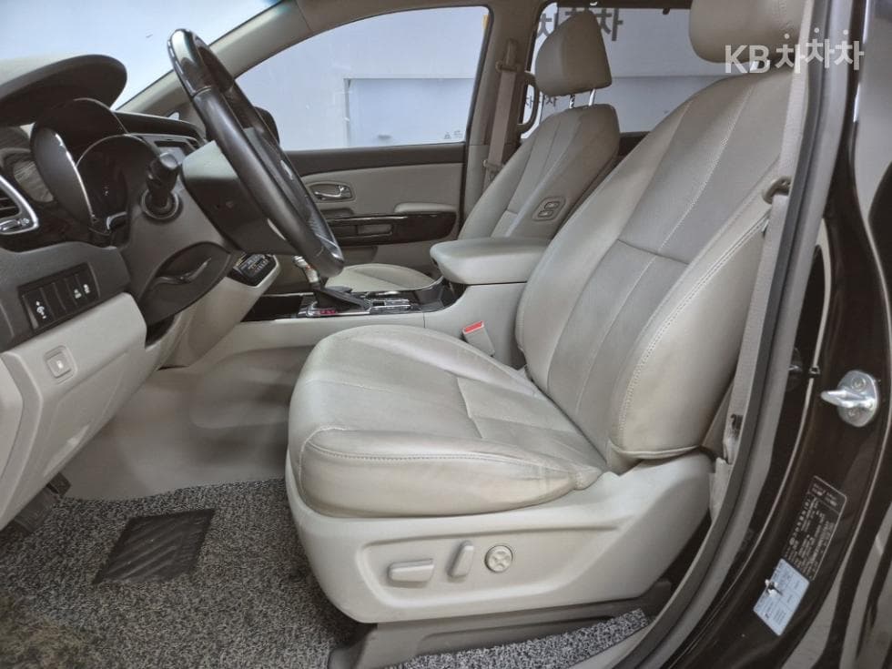 (29S8400)Kia The New Carnival 7 Passenger 2.2 Diesel Limousine President - 11