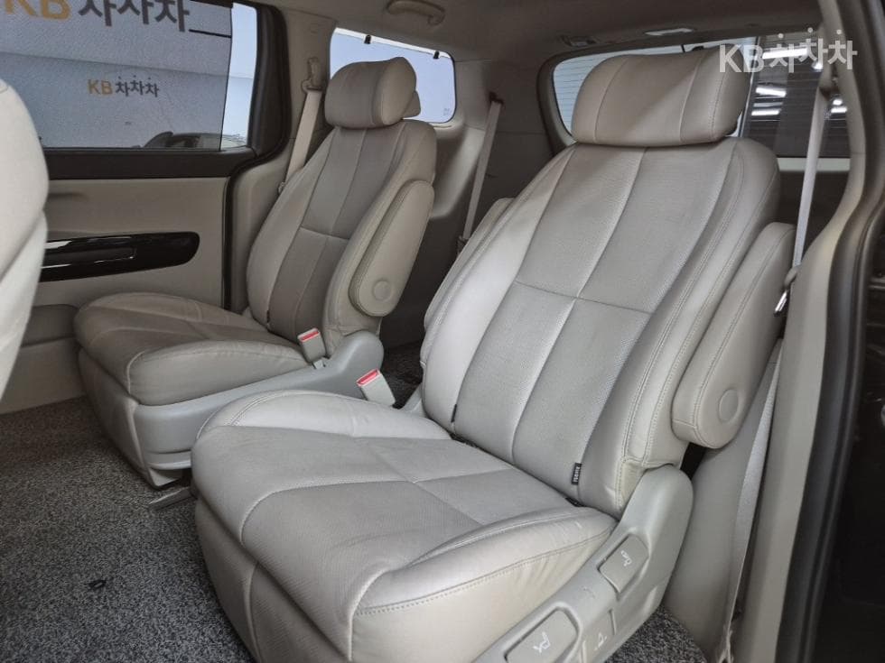 (29S8400)Kia The New Carnival 7 Passenger 2.2 Diesel Limousine President - 12