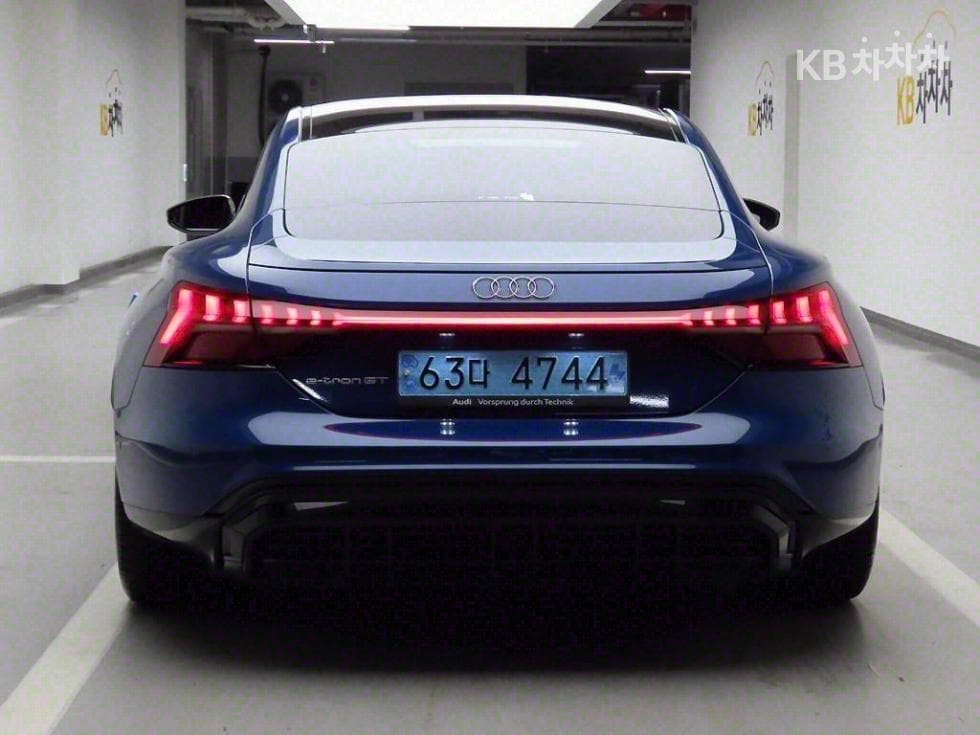 아우디 e-tron GT Quattro Premium. - Image 3