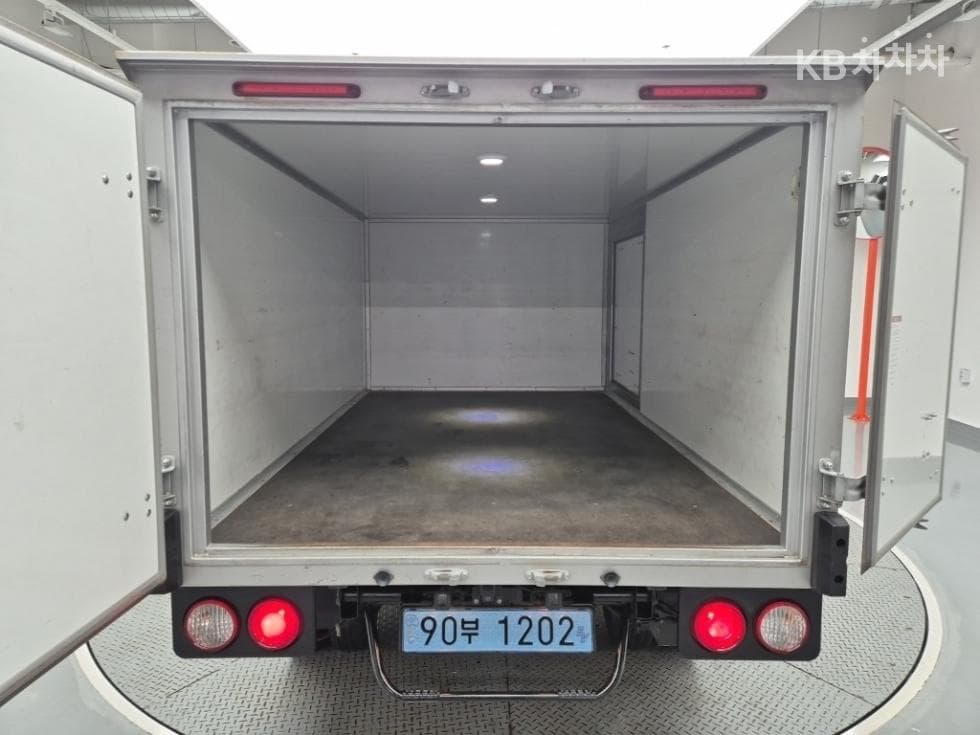 Киа The New (фейслифт) Бонго 3 (лек) EVBox Truck 1 тон 저상형 Королевска кабина Удължено междуосие Стандартен - 16