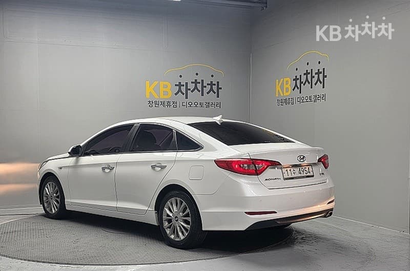 Hyundai LF Sonata 2.0 Style Special - Image 4